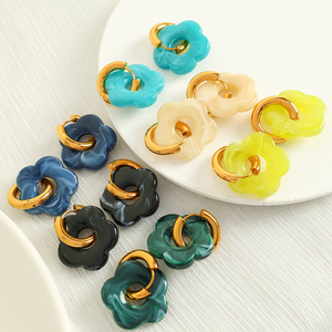 Boucles d'oreilles Huggie en forme de fleur, en alliage de zinc et acier inoxydable, motif camélia, bijoux de fête - Product Image 3