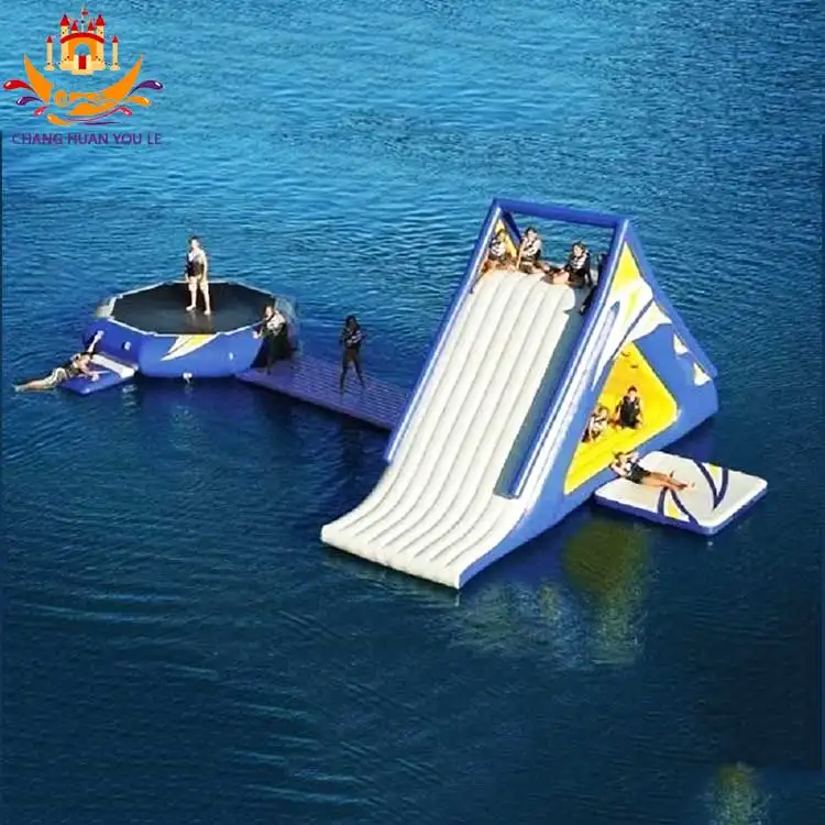 Scivolo galleggiante gonfiabile del triangolo dell'acqua del trampolino del parco acquatico per adulti e bambini