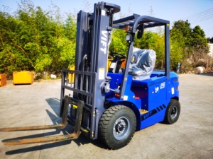Nuovo Carrello Elevatore Elettrico a Quattro Ruote Shanghai da 2,5 TON con Batteria Standard, Pneumatici Gonfiabili e <span class=keywords><strong>Dimensioni</strong></span> Forche 1070x125mm - Product Image 6