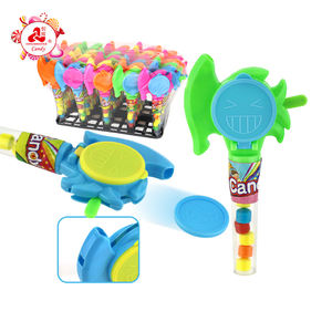 Jouet catapulte <span class=keywords><strong>en</strong></span> <span class=keywords><strong>forme</strong></span> d'axe avec sifflet et <span class=keywords><strong>soucoupe</strong></span> volante <span class=keywords><strong>de</strong></span> tir <span class=keywords><strong>de</strong></span> dessin animé, avec bonbons - Product Image 1