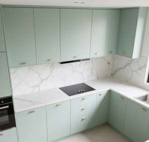 Ensemble de cuisine modulaire SANTOPOVA vert menthe avec crédence en marbre et quincaillerie dorée - Product Image 3