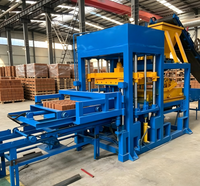 Machine à briques robuste avec système de pressage durable pour la fabrication de matériaux de construction commerciaux