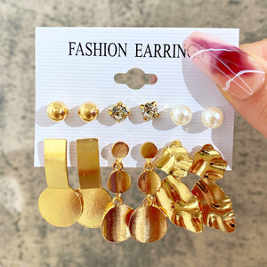 Trendy altın Metal kadınlar Huggie bildirimi inci daire damızlık moda takı seti hoop küpe özelleştirmek - Product Image 4