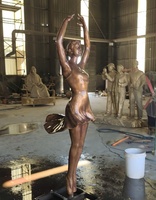 L'art rencontre l'eau : Sculpture d'extérieur en bronze personnalisée, cascade féminine, figurine de femme dansante sexy, sculpture aquatique.