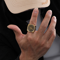Bague Chevalière Maçonnique Classique pour Homme en Acier Inoxydable 316 Plaqué Or, Massif et Robuste, avec Symbole de l'Œil Qui Tout Voit et Diamants, Vente en Gros