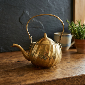 Théière vintage en laiton avec couvercle et poignée en métal - Product Image 3