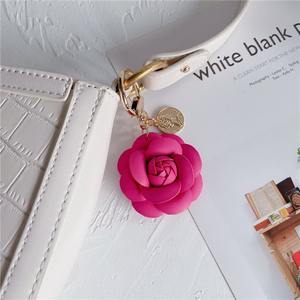 Porte-clés mignon et doux en cuir synthétique PU avec des fleurs de rose et de camélia, accessoires pour femmes, pendentif pour sacs et portefeuilles - Product Image 4