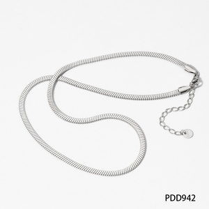 Collar de cadena de hueso de serpiente chapado en oro de 18 quilates para mujer, diseño moderno de espiga plana de doble cara, ideal para aniversario - Product Image 6