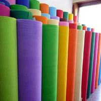 Rouleaux de tissu non tissé aiguilleté coloré, offrant une bonne respirabilité et une absorption acoustique, adaptés à la décoration intérieure