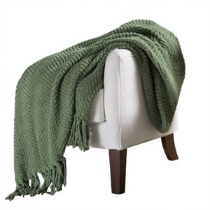 Plaid de luxe en coton tricoté épais, vert sauge, écologique, style nordique, avec pompons, doux, à motifs unis, pour canapé et lit - Product Image 1