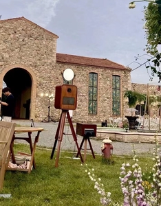 Kiosco de cabina fotográfica Retro de 13,3 pulgadas con cabina de fotos de madera y cámara de trípode con patas de madera para uso en el sitio de la boda suministros para fiestas - Product Image 6