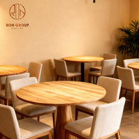 Ensemble de meubles de restaurant, café et bar moderne, tables rondes en bois et chaises en tissu beige clair, collection de salle à manger