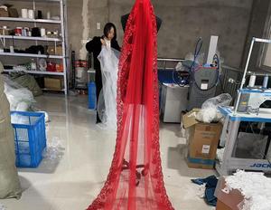 Voile de mariée chapelle 2025 avec bordure en dentelle et peigne, petite traîne cathédrale en tulle rouge et or pour accessoires de mariage - Product Image 2