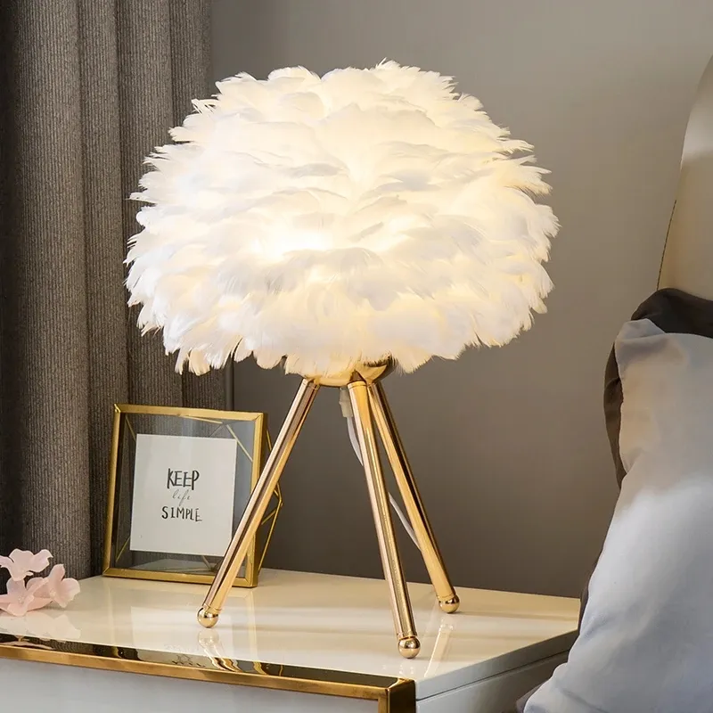 Piuma camera da letto comodino decorazione calda semplice elegante soggiorno dorato matrimonio romantico oro piuma d'oca lampada da comodino
