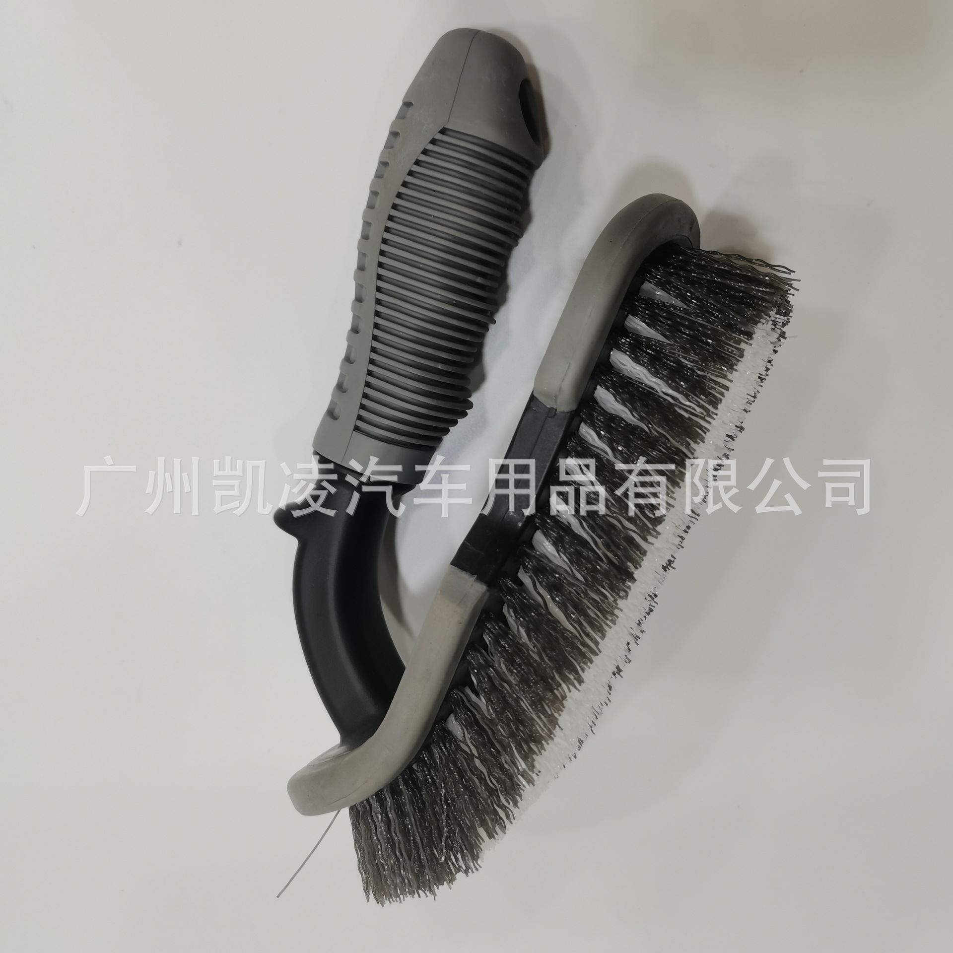 Boat-shaped tire brush