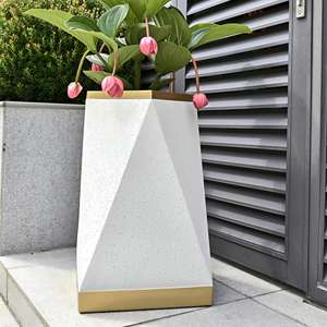 Большие пластиковые цветочные горшки - Product Image 1