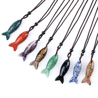 Collier avec pendentif en agate sculpté à la main en forme de petit poisson de 40 mm avec cordon tressé réglable