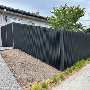 Valla de Láminas Verticales con Recubrimiento de Polvo Negro para Jardín de Villa, Paneles de Privacidad y Seguridad Comerciales - Product Image 5