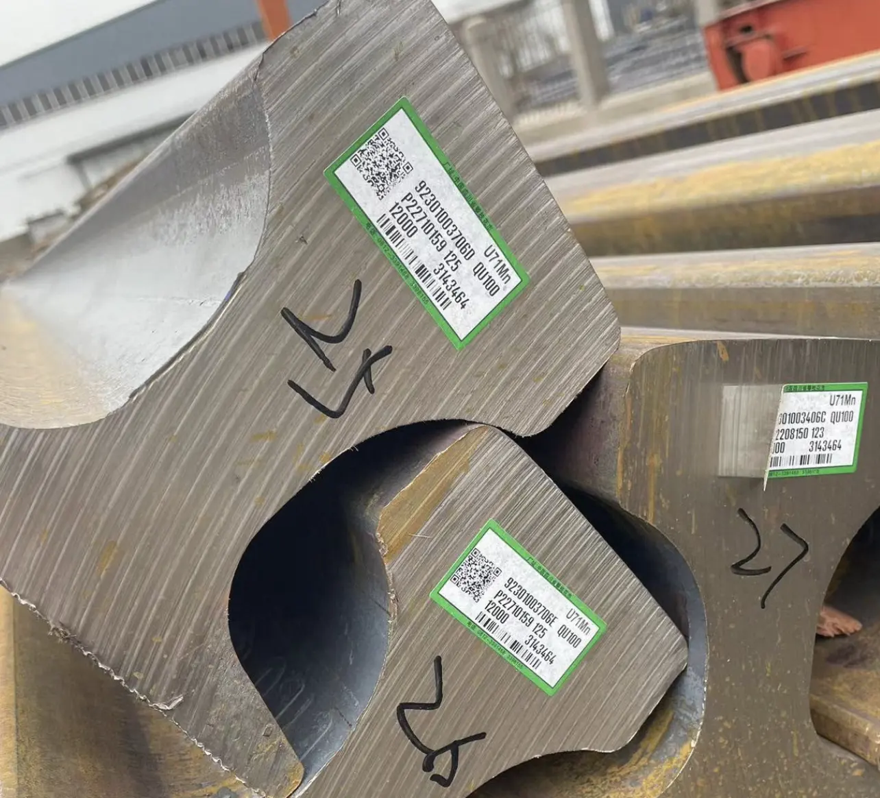 Sıcak haddelenmiş ASCE25 ASCE30 yivli ray ve satılık demiryolu malzemesi için özel çelik vinç rayı bölümler