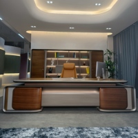 Escritorio Ejecutivo de Lujo de 60 mm en Madera de Nogal con Cerradura de Huella Dactilar, LED Oculto, Detalles en Dorado y Riel de Alimentación 3C para un Conjunto de Oficina Completo