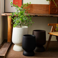 Ensemble de pots à plantes sur piédestal en forme de gobelet, crème, chocolat, noir, pour une décoration moderne et rustique de la maison