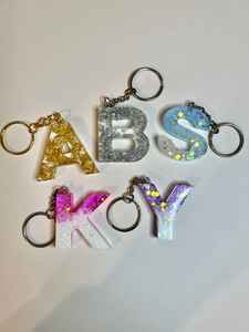 Llavero de resina hecho a mano con detalles artísticos elegantes, accesorio ligero y resistente, perfecto para llaves y mochilas. - Product Image 2