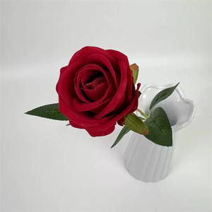 بسعر الجملة زهرة مخملية مفرد بلمسة حقيقية مخملية وردة حمراء لتزيين حفلات الزفاف - Product Image 3