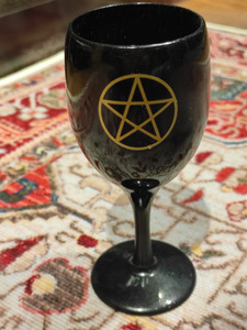 Nuovo caldo nero resina del Santo Graal Weika oro pentagramma cerimonia coppa altare ornamento oggetti di scena per il buddismo induismo e altre fedi - Product Image 6