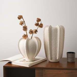 Vase en céramique blanche Qianrui, style vintage, fait main, style européen, arrangement de fleurs artificielles, pots à fleurs irréguliers pour le salon - Product Image 2