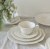 Set Perlengkapan Makan Keramik Putih Bergaya Victoria Prancis dengan Renda Berlubang, Termasuk Piring Dessert, Mangkuk Sup, Piring Makan, Cangkir, dan Tatakan