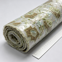 Tissu en tulle C094 vert à pompons, motifs floraux larges, perles lourdes et broderie de sequins pour robes de mariée à découpe haute inspirées de la forêt