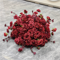 Hochzeitsdekoration Tischmittelstücke Tiefrote Künstliche Rosenblüten-Kugel Dekor 50cm 60cm Rote Blumenkugel