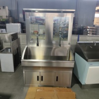 Station d'hygiène double poste en acier inoxydable avec miroirs LED et robinets à capteur pour usine de transformation alimentaire moderne