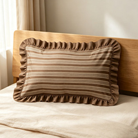 Housse de coussin à volants rayée verticale marron, beige et blanche en coton 100% style ferme moderne