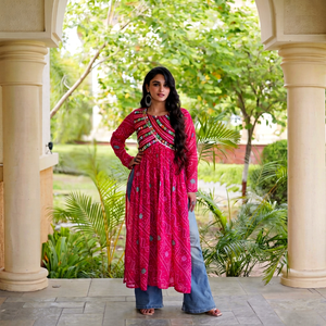 Haut en faux georgette brodé Bandhani avec patchwork, taille unique, longueur cheville, coupe ample, tenue traditionnelle pour femme, Inde - Product Image 1