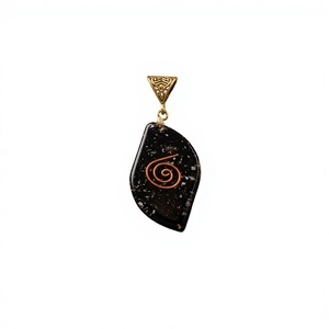 Pendentif Feng Shui en tourmaline noire faite à la main en forme de goutte d'eau avec spirale en cuivre, cristal de guérison Reiki - Product Image 2