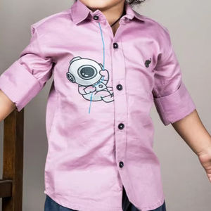 Camisa de algodón rosa para niños pequeños con estampado de astronauta, manga larga, informal, con botones, camisa elegante para niños pequeños - Product Image 1