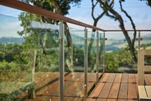 Rampe en verre en alliage d'aluminium certifiée sécurité pour balcon de bâtiment de grande hauteur, résistante au vent, avec quincaillerie performante - Product Image 5