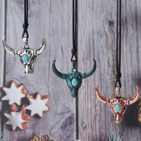 Collier long en alliage de zinc avec pendentif tête de taureau bleu turquoise, style western rétro cowboy minimaliste, sur cordon en cuir