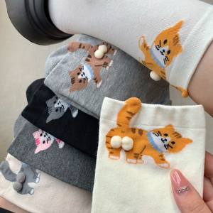 Calcetines de punto para mujer con diseño de gato travieso, divertidos y lindos, con estampado 3D, absorbentes del sudor y con pompón. - Product Image 1
