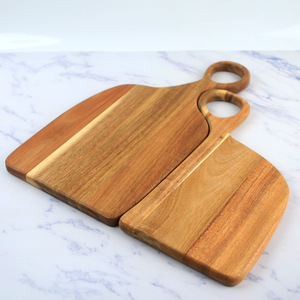 Planche à découper en bois d'acacia 34x38x1.8cm avec poignée pour usage en cuisine - Product Image 1