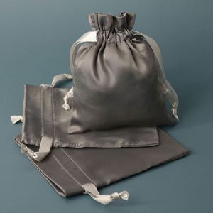 Bolsa de Satén con Cordón, Negra, Grande, Económica, Reciclable y Ecológica, con Logotipo Personalizado para Regalo - Product Image 4