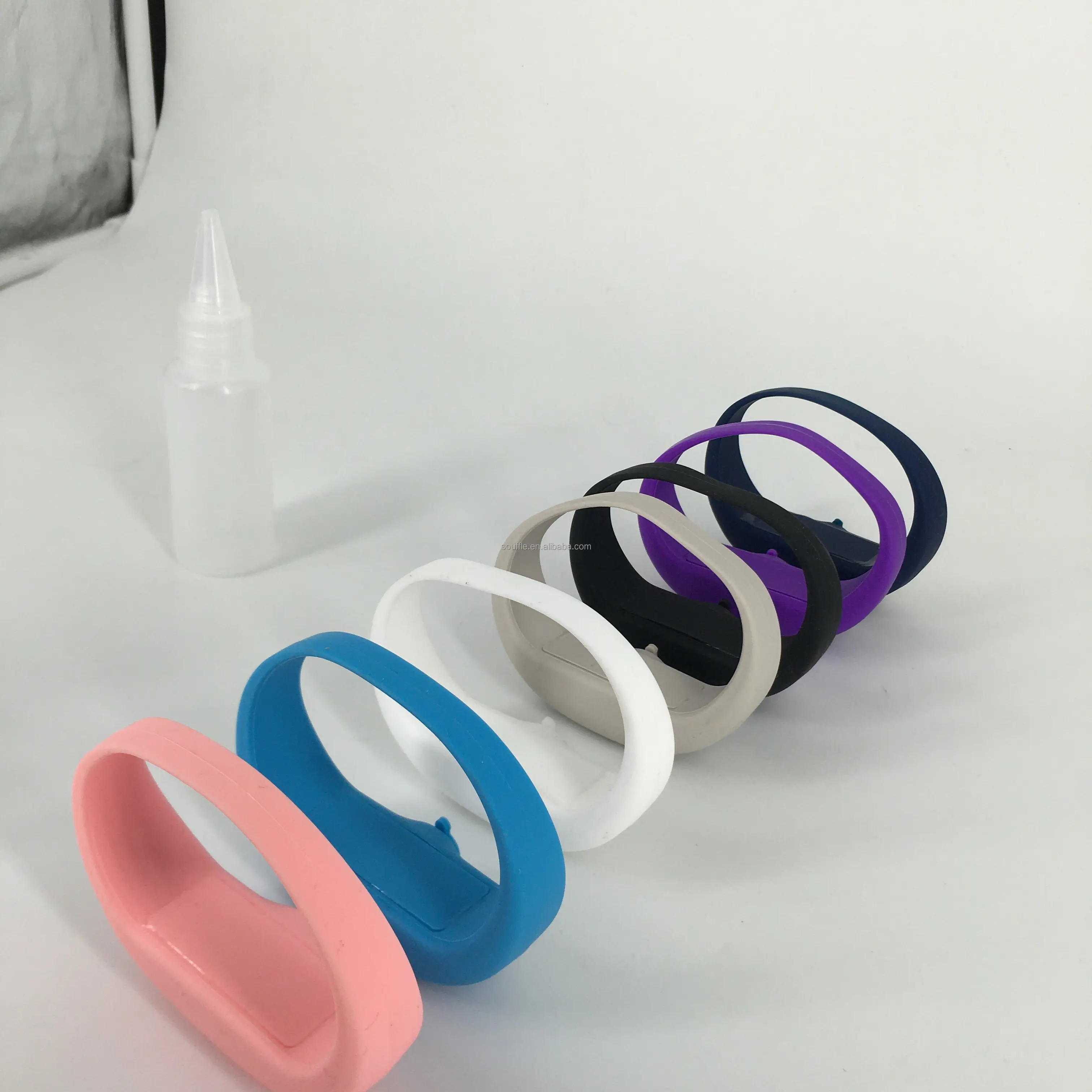 पहनने योग्य पोर्टेबल कंगन Wristband हाथ Sanitize सिलिकॉन बोतल धारक Wristbands मशीन पीवीसी प्रक्षालक थप्पड़ लपेटें