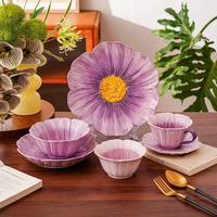 Service de table coréen en céramique à motifs floraux avec tasses et bols, orné de reliefs décoratifs, idéal pour les fêtes et les repas