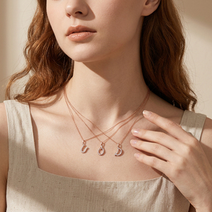 Collier pendentif en or rose massif 18 carats avec diamant naturel véritable, collection élégante Curve Initial, lettres U O D Q G, nom personnalisé pour fille - Product Image 5