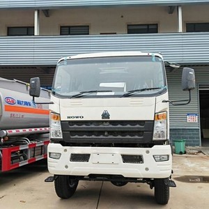 Camion-citerne SINOTRUK HOWO 4x4 tout-terrain 6000L pour le ravitaillement en carburant inflammable - Product Image 4