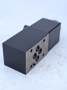 วาล์วควบคุมทิศทางไฮดรอลิกแบบสัดส่วนรุ่น KBCG-3-250D-Z-M1-2-A-PE7-H1-11 ของแท้ ยี่ห้อ KCG KBCG - Product Image 2