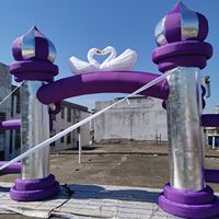 Arche de mariage gonflable personnalisable avec décoration violette et argentée au design de cygne pour les mariages en plein air, les événements et les fêtes