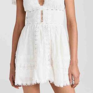 Robe courte brodée à col en V profond, manches bouffantes et dentelle, sur mesure, 100% coton bio. - Product Image 4