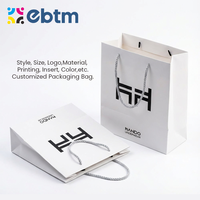Sacs cadeaux en papier d'art de luxe en gros avec poignées personnalisées, emballage recyclable pour sous-vêtements, vêtements, chaussures, chaussettes, avec logo de marque